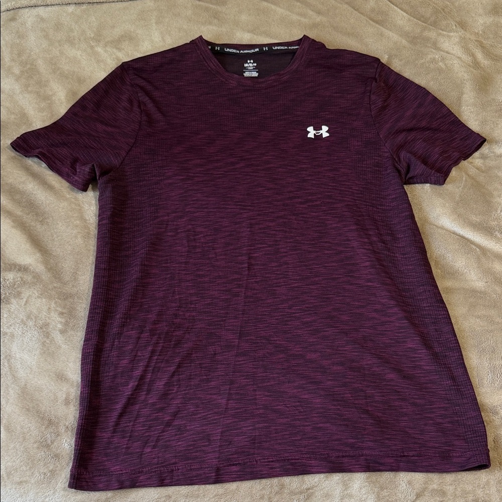 Under Armour Men's Short Sleeve Tee in Maroon and Black Heather